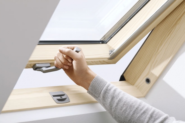 Střešní okno Velux Integra GLL se spodním ovládacím madlem skýtá možnost montáže do vyšší polohy – do místností s vysokou nadezdívkou (VELUX)