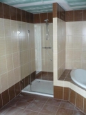 Koupelnu zdobí hnědobéžový obklad - vzor Bamboo