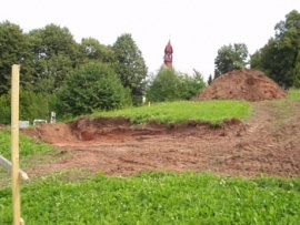 K překvapení Jana je na pozemku 60centimetrová vrstva poměrně kvalitní zeminy