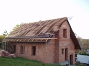 Střechu dokončil Janův kamarád, který se specializuje na střechy a výškové práce