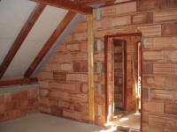 Uvnitř domu se to už začíná podobat finálnímu stavu