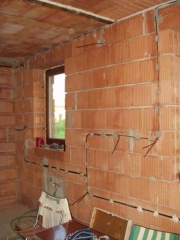 Rozvod elektrických kabelů po domě zvládl Jan se svým kamarádem
