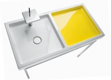 Umyvadlo na subtilní kovové podnoži se dvěma mycími zónami, rozměr 110 x 57 cm, cena 47 698 Kč