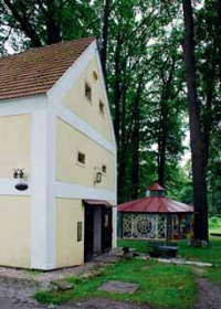 Majitel sýpky v nevelkém prostoru harmonicky skloubil galerii s restaurací a bydlení s ateliérem.