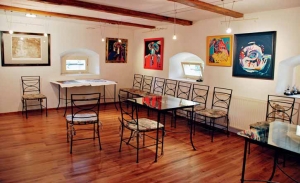 Restaurace a galerie jsou spolu propojené, říká majitel sýpky. Společně pomáhají přilákat více lidí.