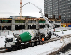 Čerpání betonu při výstavbě nové budovy fakluty archtektury ČVUT.