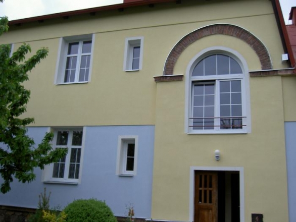 V nabídce naleznete rovněž kvalitní balkonové či vchodové dveře (www.oknoplastik.cz).