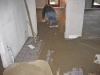 Ručně navozit namíchaný beton z betonárky do všech místností a parta pěti zedníků tvořila rovnou plochu.