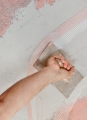 Opravy můžete provádět takzvaně beze stopy, neboť jemnozrnný materiál se vždy propojí s okolní stěnou.