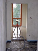 Při měření výšky se však zjistily velké nerovnosti podlahy. Proto se opět demontovalo podlahové topení a podlaha se vyrovnala polystyrenem