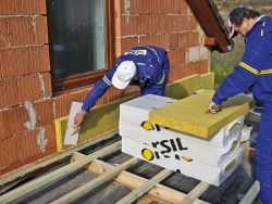 Na fasádní desky z minerální plsti s podélnou orientací vláken ORSIL TF se nanáší lepicí tmel po obvodu a na terče. Výhoudou je pak snadná a rychlá montáž (SAINT-GOBAIN ORSIL)