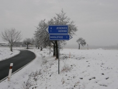 Největším kladem pozemku je lokalita blízko Prahy a občanská vybavenost obce