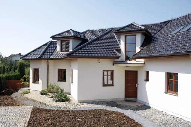 Střechu z pálené krytiny Tondach Stodo 12, glazura břidlicově černá, pečlivě realizovala pokrývačská firma Gradia (TONDACH)