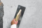 Povrch omítky se pak vyhladí, případně se pomocí speciálních nástrojů vytvoří požadovaná struktura (Baumit)