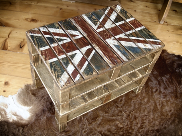 Stůl Union Jack, hrubě opracované dřevo je skryto pod silnou vrstvou polomatného laku, 45 x 65 x 48 cm, www.fler.cz, prodejce CreoWood.
