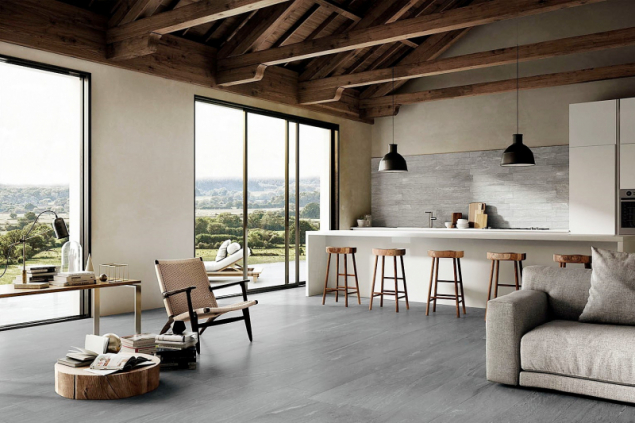 Spojení starého s novým: pod starým krovem moderní minimalistický interiér a dlažba dokonale imitující kamennou dlažbu s minimálními spárami (Supergres, kolekce Stonework)