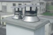 Ukončení komínového tělesa z tvárnic krycí deskou se stříškou z Meindingerových hlavic (Betonové stavby)