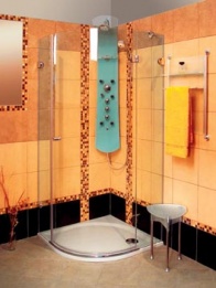 Sprchový kout Glassline (80 x 80 cm), levá i pravá varianta, cena 35 010 Kč. Hydromasážní panel Nautilus 39 950 Kč. Sedátko Ovo tri-p je za 3 990 Kč, závěsná polička stojí 2 990 Kč, RAVAK