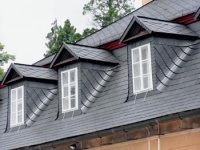 Vikýře zámku Kozel dokládají, jak lze břidlicí vykrýt choulostivá místa. Kovových úžlabí netřeba (Richter - Pizarras)