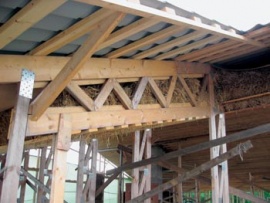 Podstřešní prostor izolovaný slámou může vypadat například takto