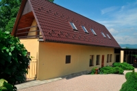 Zářijová akční cena 226,-Kč/m2 bez DPH za střešní krytinu Lindab Ideal 40 v barvě VINO (3011) a HNED (8017).