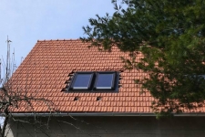 Kvůli podmínce stavebního úřadu jsou střešní okna na straně k sousedům kvůli zachování soukromí ve výši 180 cm