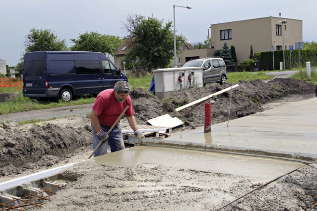 Přebytečný beton se ze základové desky odstraňuje dřevěnou latí (tzv. strhávání)