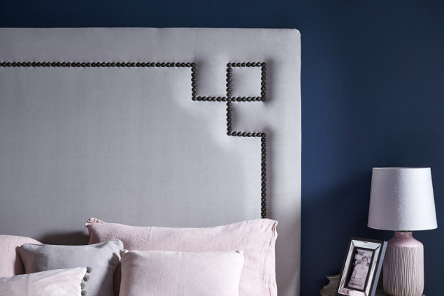 K dekorování čela je možné použít i různé čalounické doplňky, jako jsou paspule, ozdobné šňůrky, cvoky atd. Foto: The Headboard Workshop