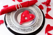 SVÁTEČNÍMU PORCELÁNU dodá romantickou náladu dekorace v podobě srdíček laděná do červených tónů