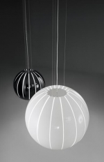 Závěsné osvětlení Citrus (design Oscar &amp; Sergi Devesa, Vibia), délka závěsu 200 cm, průměr stínidla 49 cm, cena od 33 150 Kč, EXX