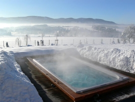 Plavání je šetrný způsob udržování kondice. Protiproud dělá ze Swim Spa nekonečný bazén, který lze navíc využívat po celý rok. Cena Swim Spa Classic je v plné výbavě včetně dopravy, instalace, zprovoznění a DPH 512 850 Kč