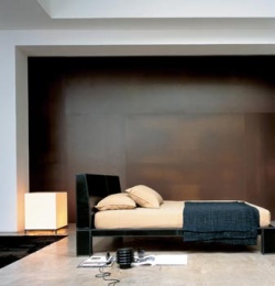 Elegantní ložnice s designově dokonalým lůžkem s názvem Antija, výrobce Tisettanta, Itálie. Čelo, rám a nohy postele jsou čalouněné v kůži. Cena od 202 201 Kč (3DH Interiér)