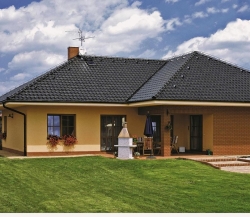 Pálená střešní taška je klasika a taška Stodo 12 již také. Taška s hlubokým dvojitým drážkováním, které vytváří ochranu proti povětrnostním vlivům a současně umožňuje posun o 40 mm. Cena 262 Kč za metr čtvereční bez DPH (Tondach)