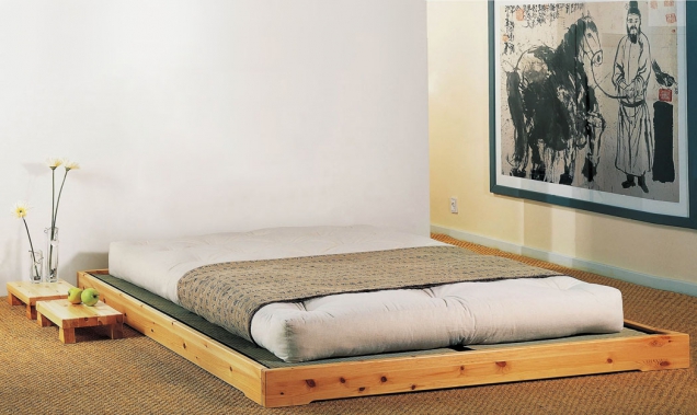 Futon je vyrobený z ryze přírodních materiálů a klasicky se skládá ze shikibutonu (tvrdý spodek matrace) a kekebutonu (silný prošívaný přehoz). Futon se ukládá na rošt nebo na podložky tatami.