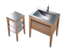 Z kolekce Oxo (KIKA) je koupelnová sestava Onda v provedení dýha dub upravená voděodolně. Cena 38 490 Kč, AQUA TRADE