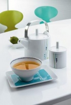 Čajový a kávový servis z kolekce Loft balance (Thomas Rosenthal group) obsahuje šálky na espresso a čaj, dózu na mléko, cukřenku a podšálky, porcelán, cena misky 545 Kč, hranatý talíř 745 Kč, cukřenka 625 Kč, konvice na čaj 3 859 Kč, POTTEN & PANNEN
