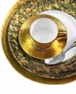 Květinové motivy se objevují také na Kenzových sklenicích a porcelánových soupravách.