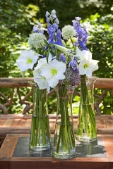 V jednoduchosti je krása. Kytice z lilií, straček, zornic (Amaryllis), eustom a okrasného česneku (Allium)
