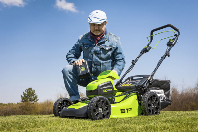 Aku sekačka s pojezdem Greenworks GD60LM46SP 60V vydrží s nejsilnější baterií (6,0 Ah) pracovat až 120 minut, záleží ovšem na typu a stavu sekané trávy, terénu atd.