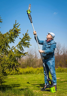 Aku prořezávač větví Greenworks GD60PS 60V využívá sklonu lišty 15°, což umožňuje větší vizuální kontrolu nad řezanou oblastí. Baterie na konci tyče šikovně vyvažuje tíhu motoru