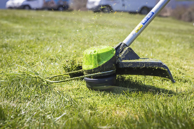 Aku strunová sekačka Greenworks GD60LT 60V je vybavena drátěným vodítkem čelního dorazu, který zabrání poškození okrasné zeleně. Práci usnadňuje variabilní nastavení rychlosti otáček