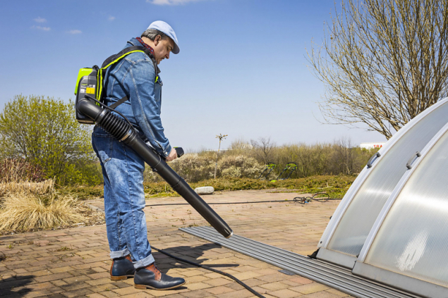 Aku fukar Greenworks GD60AB 60V využijete po celý rok. Vyfoukáte s ním spadané listí z trávníku či nečistoty z chodníků, v zimě vám pomůže odstranit čerstvě napadaný sníh
