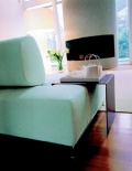 Sofa Tolomeo (Bonaldo) vybavená odkládacím stolkem Argo. Rozměr 76 x 31 x 2 cm, cena 5 400 Kč, LIVING SPACE
