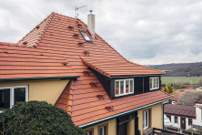 Pálená krytina střechám a domům pod nimi odjakživa slušela. Není divu, snoubí se zde poctivá řemeslná práce s kvalitním materiálem s výbornými užitnými vlastnostmi (TONDACH)