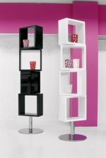 Úložný solitérní prvek Tower (Cattelan Italia) s ocelovou podnoží a vitrínami z MDF desek. K dostání je v bílé nebo černé barvě, rozměr 35 x 35 x 166 cm, cena 34 721 Kč, ABITARE