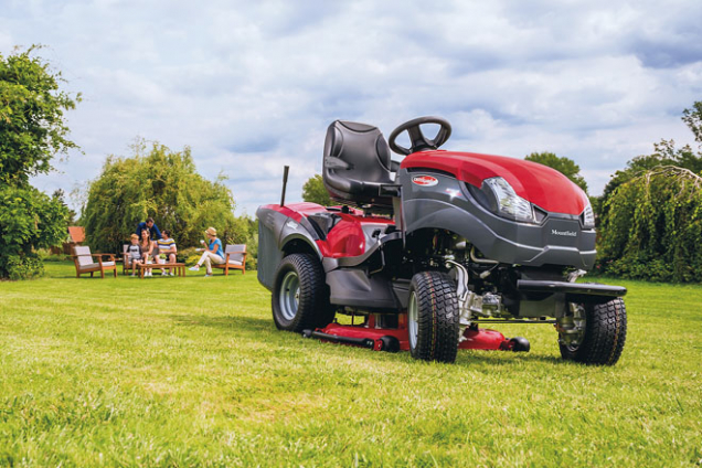 Zahradní traktor XHTY 240 4WD patří k tomu nejlepšímu, co si v dané komoditě můžete pořídit. Tento jedinečný model přináší stálý pohon všech čtyř kol, který trumfuje při práci ve složitějším terénu nebo za ztížených podmínek. Stroj pohání dvouválcový americký motor Briggs &amp; Stratton o výkonu 11,67 kW. Má dvě hydrostatické převodovky ovládané jedním pedálem, elektromagnetické spínání sekačky a také důmyslný systém Easy Memo, který si pamatuje nastavení výšky sečení. A jsou tu i další vymoženosti: např. palubní počítač s LCD displejem nebo tempomat.  Více informací na www.mountfield.cz