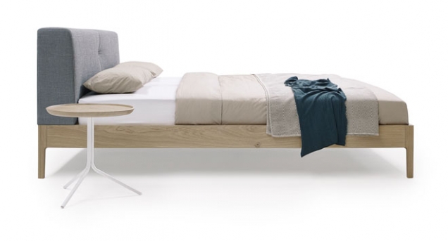 Postel s nízkým čalouněným čelem Thread Wood, materiál dubový či ořechový masiv, 218 x 140/160/180/200 x 96 cm, Möller Design, cena na dotaz, www.moeller-design.de