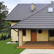 Plechová střešní krytina Satjam vyniká nízkou hmotností. S tím je spojena výhoda menšího zatížení statiky domu, což snižuje náklady na stavbu nosné konstrukce střechy (SATJAM)