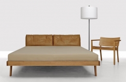 Postel Mellow (Zeitraum), design Formstelle, textilní čalounění, cena včetně polštářů v čele postele od 49 800 Kč, ZEITRAUM