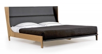 Postel Bergere (De La Espada), dřevěný rám, kožené čalounění, design Autoban, cena od 202 644 Kč, KONSEPTI